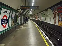 Het perron voor metro's naar het noorden gezien uit het oosten