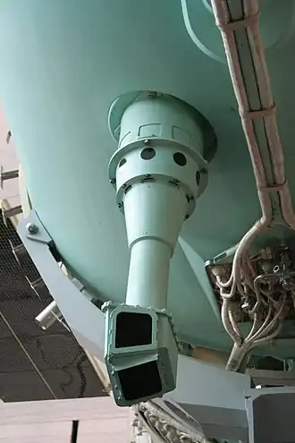 De besturing van een Sojoezcapsule bevindt zich niet vooraan. Daarom gebruiken kosmonauten tijdens aanvliegmanoeuvres een periscoop.