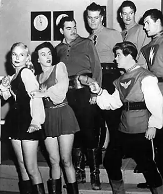 De cast van Space Patrol (VLNR: Virginia Hewitt, Nina Bara, Norman Jolly, Glen Dixon, Ken Mayer, Ed Kemmer en Lyn Osborn)