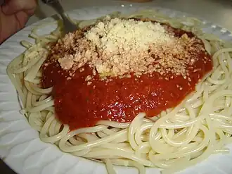 Spaghetti met tomatensaus en kaas