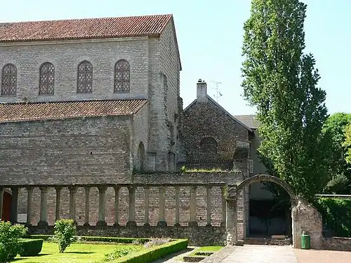 Kloosterresten (voorgrond)