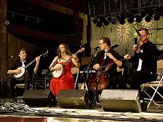 Béla Fleck (bluegrass banjo), Abigail Washburn (klauwhamer banjo), Ben Sollee (cello), and Casey Driessen (5-snarige viool)