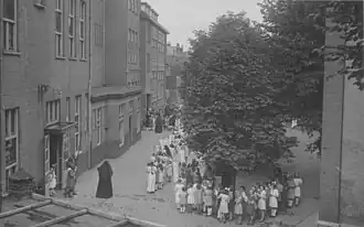 De straat in 1935, met het pensionaat St.Louis