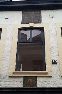 Detail gevel met plaquette