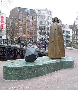 Spinozamonument door Nicolas Dings bij de Stopera aan de Zwanenburgwal, 2008, Amsterdam.