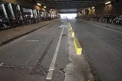 Overblijfselen van het spoor van tramlijn 22, onder de Westertoegangsspoorbrug bij het Centraal Station