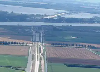 Tunnel met op achtergrond de Brug Hollandsch Diep
