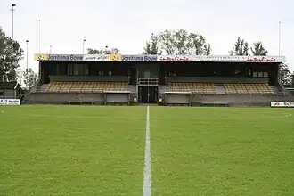 Blik op de tribune van het stadion