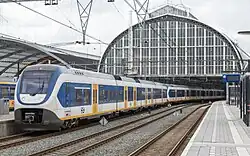 En vierwagenstel (SLT-4) samen met een zeswagenstel (SLT-6) te Amsterdam Centraal