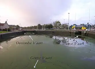 Links op de foto de noordelijke brug, rechts de oostelijke.