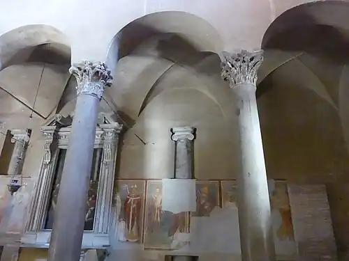 Rechter zijschip. Achteraan de dichtgemetselde 9de-eeuwse zuilenrij.