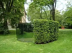 Two Way Mirror Hedge (2001), Düsseldorf
