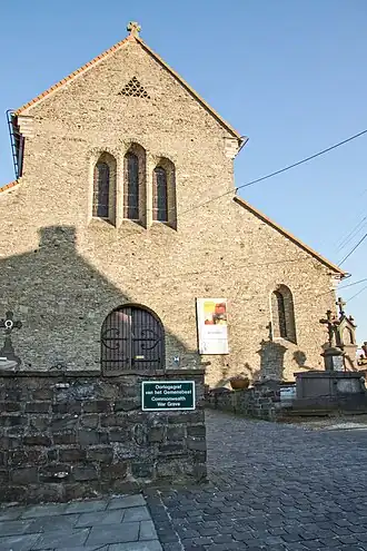 St. Bavokerk en toegang kerkhof