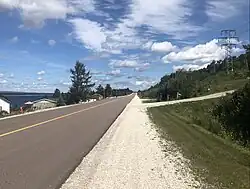 Enkele huizen langs de hoofdbaan