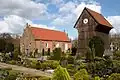 St. Nicolaaskerk van Edewecht met de houten klokkentoren