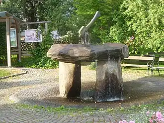 Kunstwerk dat verwijst naar het stichten van de kerk in Sankt Stefan am Walde