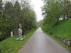 Het voormalige spoorwegtracé ten oosten van het oude station