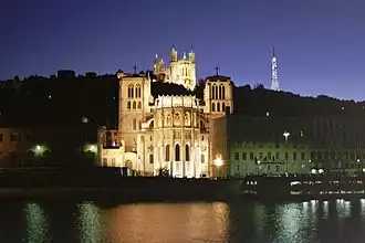 's Nachts gezien vanaf de rivier de Saône