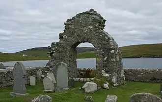 St Mary's Chapel uitkijkend over Sand Voe.