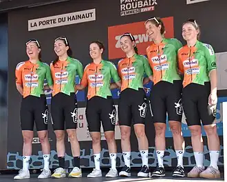 Het team aan de start van Parijs-Roubaix 2025.