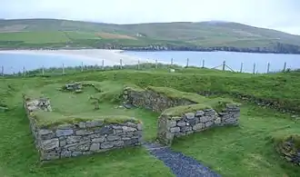 St Ninian's Chapel vanuit het westen. Bij de paal in het schip werd de schat gevonden. Op de achtergrond het zandstrand dat St Ninian's Isle verbindt met Mainland