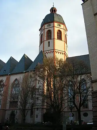 Sint-Stefanus in Mainz. Blik op de grote klokkentoren, die honderden jaren lang het hoogste punt van de stad was, en het schip van de kerk.