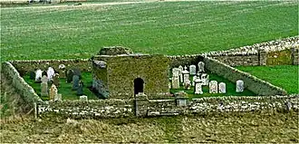 De westzijde van St Mary's Chapel vanaf Cubbie Roo's Castle