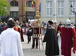 'Rustende' processiebaar met reliekschrijn van het H. Bloed, H. Bloedprocessie, Brugge