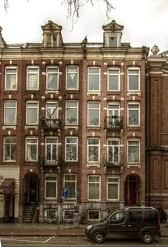 De gebouwen in december 2015NB: witte stroken onder de ramen verschuiven