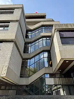 Het gebruik van beton met sporen van de gebruikte bekisting is een typisch stijlkenmerk van het brutalisme.