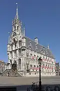 Het stadhuis op een verlaten Markt ten tijde van de coronacrisis.