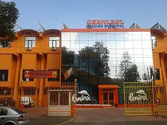 De voorkant van het stadion.