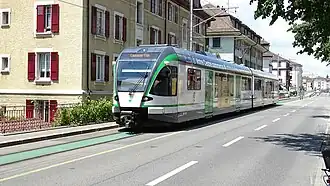 Trein op straatspoor in Lausanne.