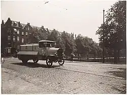 Sproeiwagen van de Stadsreiniging op Brug 135 over Bilderdijkgracht; circa 1920.