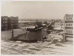 De brug eind jaren 20 met lantaarns, bijna aan de rand van de stad