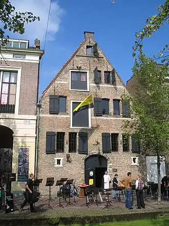 Maria Gouweloospoort 5-7 en Heilige Geesthuis aan de Molslaan 104