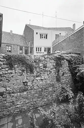 Het laatste stuk bovengrondse burchtmuur, gefotografeerd in 1980
