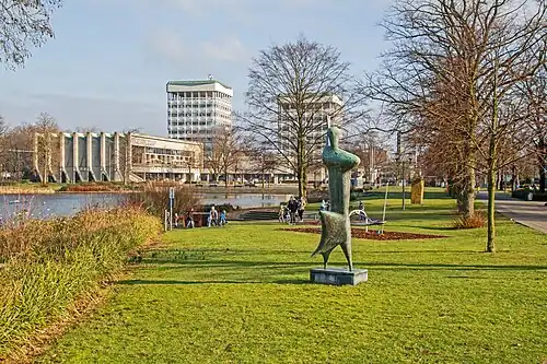 Stadspark in het nieuwe centrum van Marl met grote waterpartij (Citysee) en kunstwerk