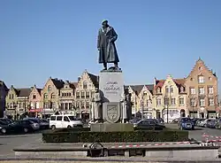 Het standbeeld van Jacques de Dixmude op de Grote Markt van Diksmuide