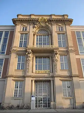 Toegang tot ESMT Berlin, tevens het Karl Liebknechtportaal van het Staatsratsgebäude