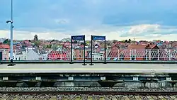 Plaatsnaamborden op een perron