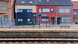 Plaatsnaambord op het perron