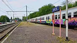 Naambord op een perron