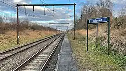 Plaatsnaambord op perron