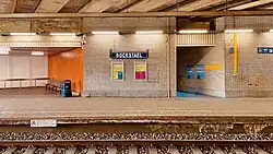 Naambord op een perron