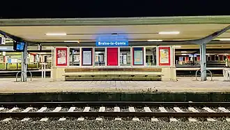 Naambord op een perron