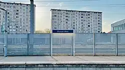 Naambord op een perron