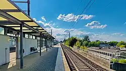 Zicht op een perron en spoor