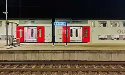 Naambord op een perron