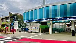 Achteringang van het station